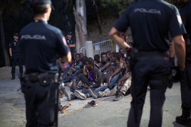 La police espagnole encercle un groupe de migrants à Ceuta. © Reuters
