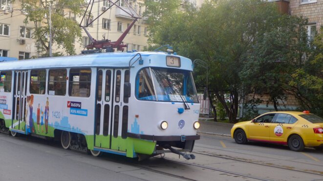 Tramway décoré pour appeler à voter aux élection du maire de Moscou. © CB Tramway décoré pour appeler à voter aux élection du maire de Moscou. © CB