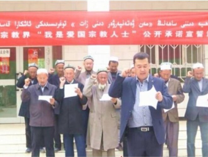 Les imams ouïghours jurant leur fidélité au Parti Communiste Chinois Les imams ouïghours jurant leur fidélité au Parti Communiste Chinois