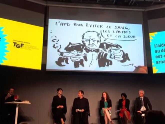 Un faux procès reprenant un vrai débat sur "L'aide publique au développement est-elle une arnaque?" © Usbek & Rica Un faux procès reprenant un vrai débat sur "L'aide publique au développement est-elle une arnaque?" © Usbek & Rica