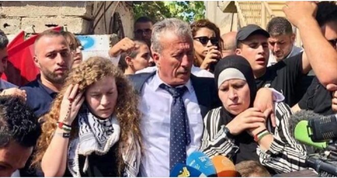 AHED TAMIMI AVEC SES PÈRE ET MÈRE © E’M.C. AHED TAMIMI AVEC SES PÈRE ET MÈRE © E’M.C.