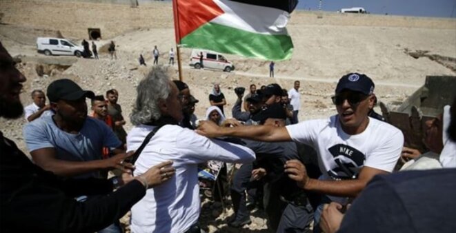 Arrestation israélienne de Frank Romano professeur de droit pour avoir manifesté contre la destruction du village bédouin Khan El Ahmar, haaretz.com © E’M.C. Palestine Arrestation israélienne de Frank Romano professeur de droit pour avoir manifesté contre la destruction du village bédouin Khan El Ahmar, haaretz.com © E’M.C. Palestine