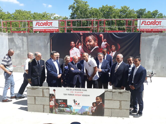 Gérard Collomb en compagnie de Tony Parker pour l'inauguration d'un nouveau centre de formation de sportifs à Lyon en juin 2018 © Rémi Liechti Gérard Collomb en compagnie de Tony Parker pour l'inauguration d'un nouveau centre de formation de sportifs à Lyon en juin 2018 © Rémi Liechti