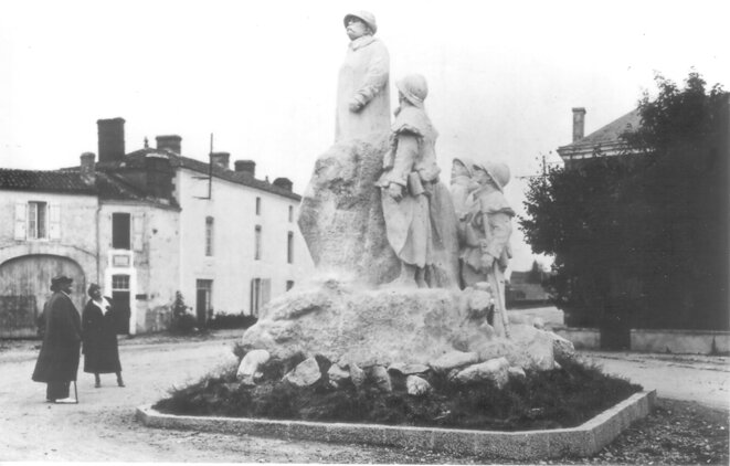 Clemenceau devant son monument à Sainte-Hermine (Vendée). © Archives Claude Bujeaud, photo Jean Tournassoud. Reproduction interdite. Clemenceau devant son monument à Sainte-Hermine (Vendée). © Archives Claude Bujeaud, photo Jean Tournassoud. Reproduction interdite.
