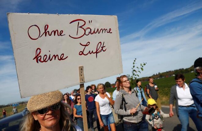 «Sans arbres, pas d'air»: manifestation contre la destruction du bois de Hambach, dimanche. © Reuters «Sans arbres, pas d'air»: manifestation contre la destruction du bois de Hambach, dimanche. © Reuters