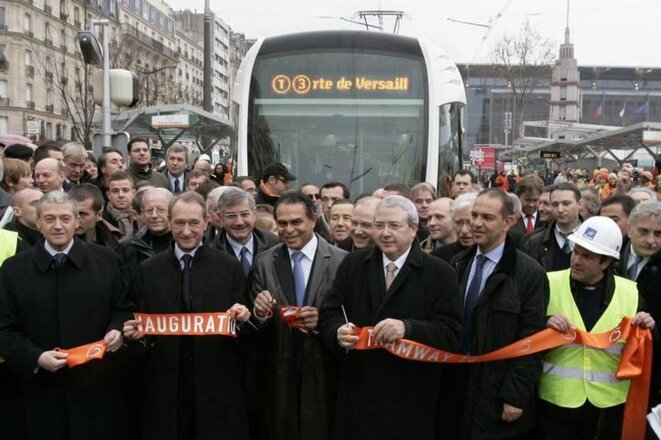 Léon Bertrand, alors ministre du tourisme, inaugure le tramway de Paris en 2006. © Reuters Léon Bertrand, alors ministre du tourisme, inaugure le tramway de Paris en 2006. © Reuters