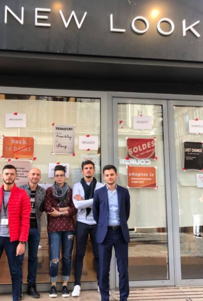Adam devant l'enseigne New Look Adam devant l'enseigne New Look