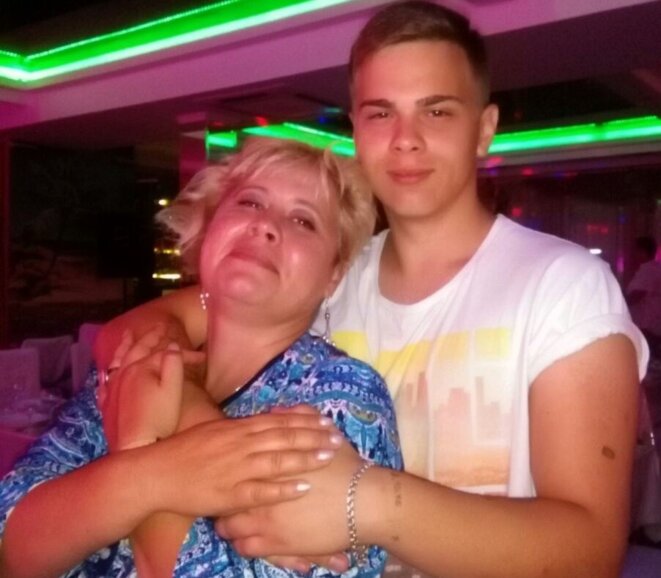 Nadezhda et son fils Géorgy emprisonné en Russie. © Nadezhda Pétrova Nadezhda et son fils Géorgy emprisonné en Russie. © Nadezhda Pétrova