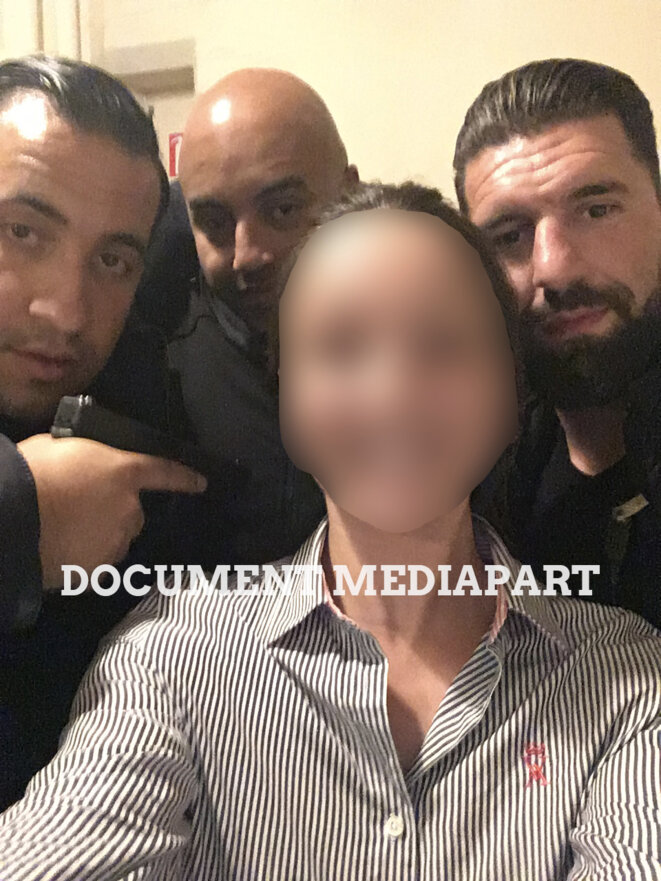 Alexandre Benalla et deux autres membres du SO posent pour une serveuse à Poitiers. © Mediapart Alexandre Benalla et deux autres membres du SO posent pour une serveuse à Poitiers. © Mediapart