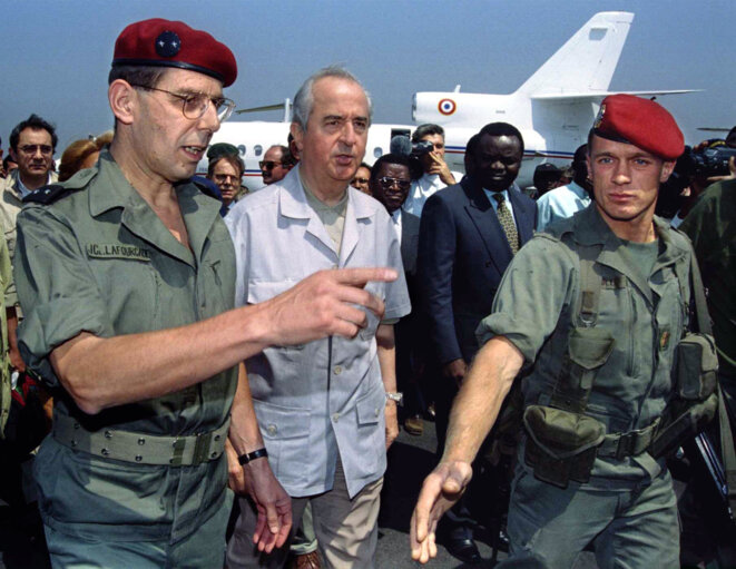 Le général Lafourcade (à g.), commandant de la force Turquoise au Rwanda, avec le premier ministre Édouard Balladur, le 21 juillet 1994, à Goma. © Reuters