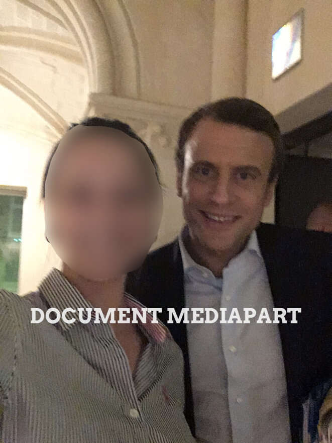 Emmanuel Macron pose avec la serveuse du restaurant Les Archives à Poitiers le 29 avril 2017. © Document Mediapart Emmanuel Macron pose avec la serveuse du restaurant Les Archives à Poitiers le 29 avril 2017. © Document Mediapart