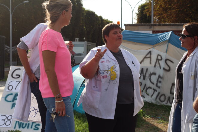 Chrystèle Leclercq, fin août, sur le campement devant l'hôpital psychiatrique Philippe-Pinel, à Amiens. © Mathilde Goanec Chrystèle Leclercq, fin août, sur le campement devant l'hôpital psychiatrique Philippe-Pinel, à Amiens. © Mathilde Goanec