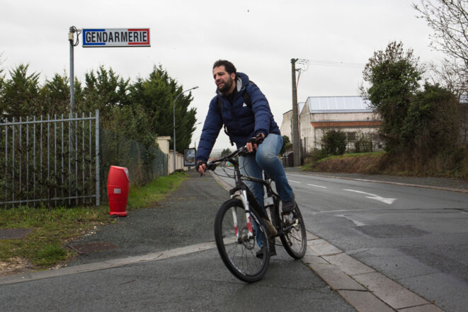 Kamel Daoudi se rend à l'un de ses 3 pointages quotidiens à la gendarmerie de Saint-Jean-d'Angély © Joe Penney Kamel Daoudi se rend à l'un de ses 3 pointages quotidiens à la gendarmerie de Saint-Jean-d'Angély © Joe Penney