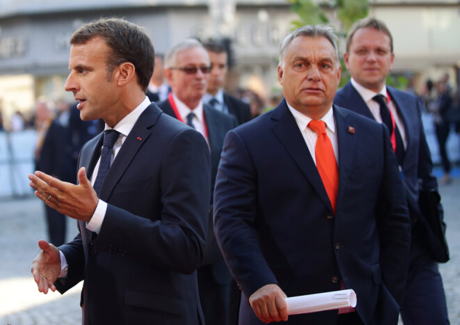 Emmanuel Macron (à gauche) et Viktor Orbán, le président hongrois, lors du sommet informel de Salzbourg en Autriche, le 20 septembre 2018. © Reuters/Lisi Niesner
