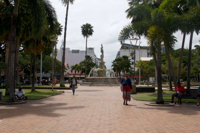 Sur la place des Cocotiers, un espace de rassemblement public important à Nouméa, la vie suit son cours et les tensions créées par la proximité du référendum ne sont pas visibles. © JS Sur la place des Cocotiers, un espace de rassemblement public important à Nouméa, la vie suit son cours et les tensions créées par la proximité du référendum ne sont pas visibles. © JS