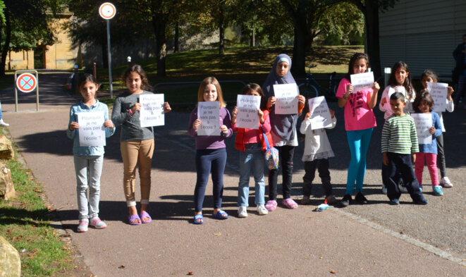 Enfants vivants à la rue dans la ville de Metz, auxquels est refusée de surcroît l'inscription à l'école. Enfants vivants à la rue dans la ville de Metz, auxquels est refusée de surcroît l'inscription à l'école.