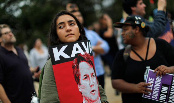 Une manifestante anti-Kavanaugh, devant le sénat des Etats-Unis, le 6 octobre 2018 à Washington © Reuters / Carlos Barria.
