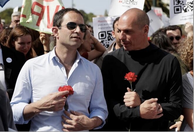 Benoit Hamon et Yanis Varoufakis le 26 avril 2018 à Lisbonne. © Reuters Benoit Hamon et Yanis Varoufakis le 26 avril 2018 à Lisbonne. © Reuters
