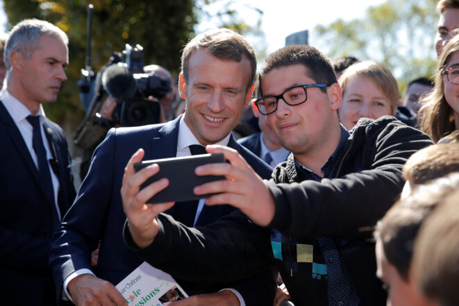 Emmanuel Macron en tournée de selfies dans les rues de Colombey-les-Deux-Eglises le 4 octobre 2018 © Reuters / Vincent Kessler. Emmanuel Macron en tournée de selfies dans les rues de Colombey-les-Deux-Eglises le 4 octobre 2018 © Reuters / Vincent Kessler.