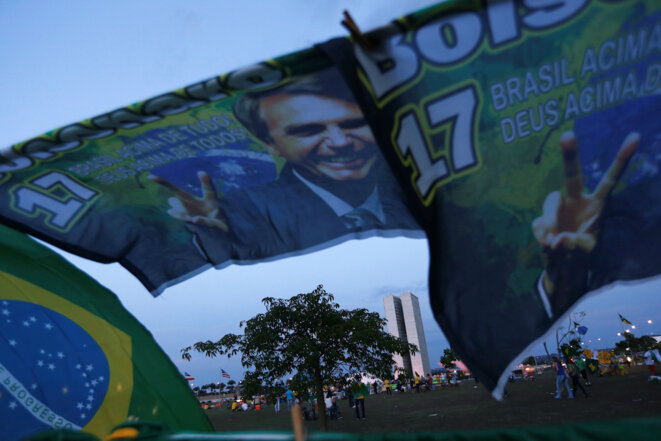 Dimanche 7 octobre 2018. Banderoles pro-Bolsonaro, à Brasilia. © Adriano Machado / Reuters