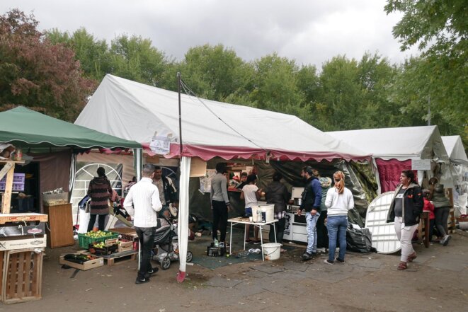 Bénévoles et migrants se succèdent sous ces barnums à tout faire Bénévoles et migrants se succèdent sous ces barnums à tout faire