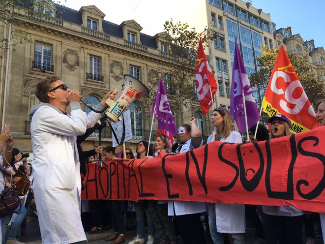 Le cortège de défense de la psychiatrie parisienne, à Paris le 9 octobre. © Mathilde Goanec