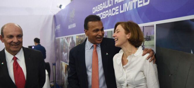 Florence Parly avec Anil Ambani (au centre) et Éric Trappier (à gauche), pour la pose de la première pierre de l'usine de Nagpur, le 27 octobre 2017. © Reliance Florence Parly avec Anil Ambani (au centre) et Éric Trappier (à gauche), pour la pose de la première pierre de l'usine de Nagpur, le 27 octobre 2017. © Reliance