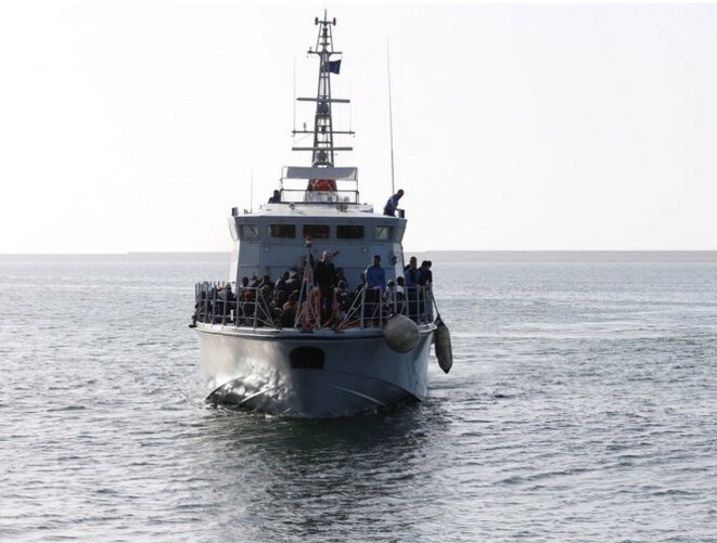 Un bateau de la marine libyenne avec des migrants à bord arrive à Tripoli. © Reuters