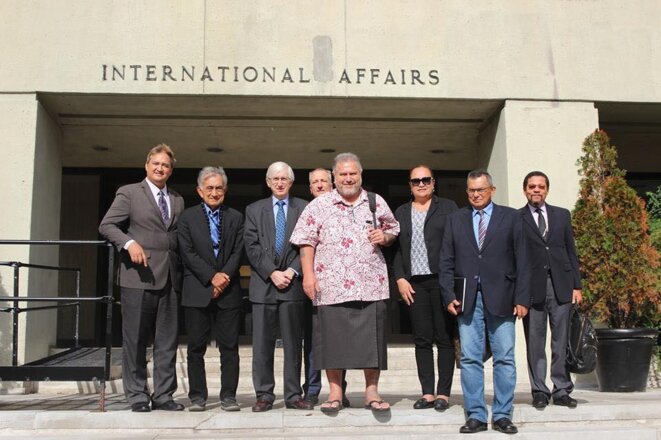 À gauche, Richard Tuheiava, Oscar Temaru, Moetai Brotherson, Valentina Cross. À droite Dr Carlyle Corbin. À gauche, Richard Tuheiava, Oscar Temaru, Moetai Brotherson, Valentina Cross. À droite Dr Carlyle Corbin.