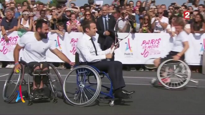 Emmanuel Macron a joué au tennis-fauteuil, en juin 2017, pour soutenir la candidature de Paris aux Jeux olympiques 2024. Emmanuel Macron a joué au tennis-fauteuil, en juin 2017, pour soutenir la candidature de Paris aux Jeux olympiques 2024.