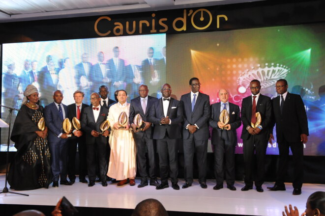 Photo de famille des lauréats des Cauris d'or qui récompensent les personnalités d'Afrique occidentale © DR Photo de famille des lauréats des Cauris d'or qui récompensent les personnalités d'Afrique occidentale © DR