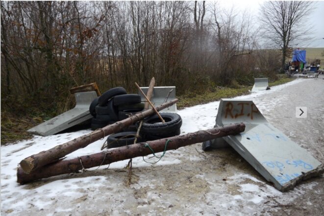 Une barricade dans le bois Lejuc, en janvier 2017 (JL). Une barricade dans le bois Lejuc, en janvier 2017 (JL).