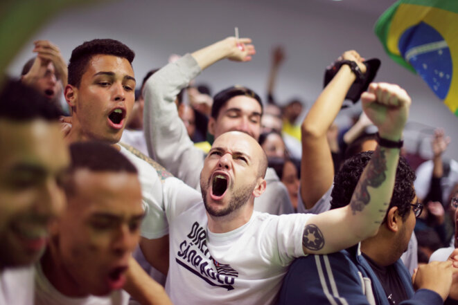 Des soutiens de Jair Bolsonaro après la publication des résultats du premier tour, le 7 octobre 2018 à Sao Paulo © Reuters / Ueslei Marcelino. Des soutiens de Jair Bolsonaro après la publication des résultats du premier tour, le 7 octobre 2018 à Sao Paulo © Reuters / Ueslei Marcelino.