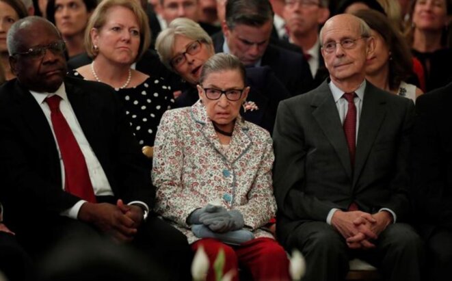 9 octobre 2018. Ruth Bader Ginsburg assiste à l'investiture de Brett Kavanaugh à la Cour suprême. À gauche, Clarence Thomas, son collègue accusé de harcèlement sexuel en 1991 par la juriste Anita Hill. © Reuters 9 octobre 2018. Ruth Bader Ginsburg assiste à l'investiture de Brett Kavanaugh à la Cour suprême. À gauche, Clarence Thomas, son collègue accusé de harcèlement sexuel en 1991 par la juriste Anita Hill. © Reuters