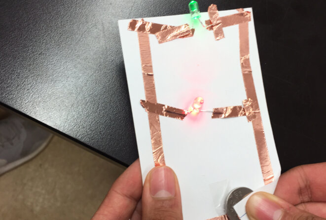 Établir des liens: Des étudiants de la Public School 219, dans le Queens, à New York, construisent des circuits alimentant des ampoules à LED. © Wendy Martin Établir des liens: Des étudiants de la Public School 219, dans le Queens, à New York, construisent des circuits alimentant des ampoules à LED. © Wendy Martin