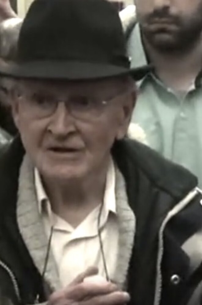 Robert Faurisson, à la sortie de son procès en appel, le 17 mars 2016. © Capture d'écran Youtube Robert Faurisson, à la sortie de son procès en appel, le 17 mars 2016. © Capture d'écran Youtube