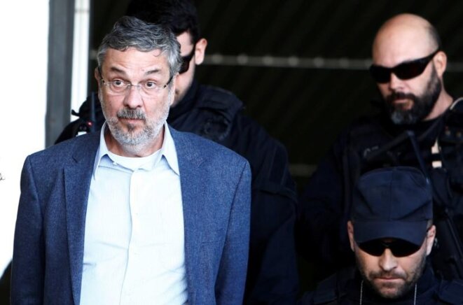 Antonio Palocci sortant du tribunal le jour de sa condamnation, le 26 juin 2017. © Reuters Antonio Palocci sortant du tribunal le jour de sa condamnation, le 26 juin 2017. © Reuters
