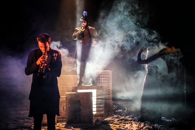 Scène de "Peer Gynt from Kosovo" © Jelmir Idrizi Scène de "Peer Gynt from Kosovo" © Jelmir Idrizi