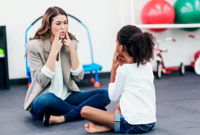 Jeune fille avec l'enseignant dans une session d'orthophonie. FatCamera / iStock © FatCamera / iStock