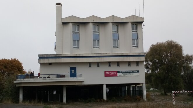 L'hôtel du PLM sous lequel les skinheads de Nevers avaient l'habitude d'aller boire des bières © La Fouine L'hôtel du PLM sous lequel les skinheads de Nevers avaient l'habitude d'aller boire des bières © La Fouine