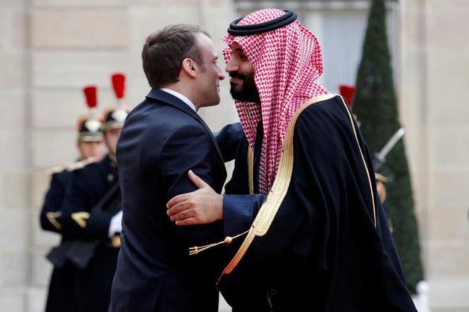 El saludo de Macron y del principe heredero Mohammed ben Salmane durante su visita a París en abril de 2018. © Reuters