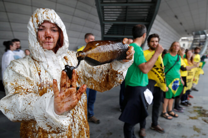 Une activiste de Greenpeace dénonce les forages en Guyane. © Reuters Une activiste de Greenpeace dénonce les forages en Guyane. © Reuters