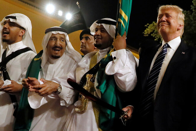 Donald Trump es recibido en Arabia Saudí durante su primer viaje al extranjero por el rey Salmane (en el centro). © Reuters Donald Trump es recibido en Arabia Saudí durante su primer viaje al extranjero por el rey Salmane (en el centro). © Reuters