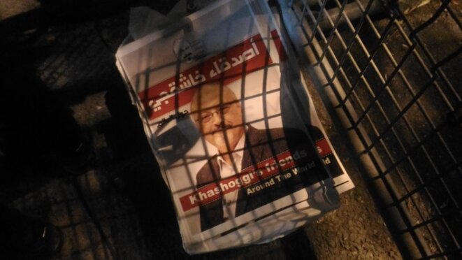 Pancartes à l'effigie de Jamal Khashoggi, déposées devant les grilles protégeant le consulat d'Arabie saoudite lors d'une manifestation qui rendait hommage au journaliste assassiné, jeudi 25 octobre à Istanbul. © NC Pancartes à l'effigie de Jamal Khashoggi, déposées devant les grilles protégeant le consulat d'Arabie saoudite lors d'une manifestation qui rendait hommage au journaliste assassiné, jeudi 25 octobre à Istanbul. © NC
