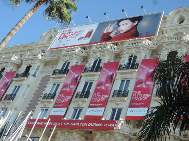 Publicité pour un parfum sur la façade de l'hôtel Carlton © pt Publicité pour un parfum sur la façade de l'hôtel Carlton © pt