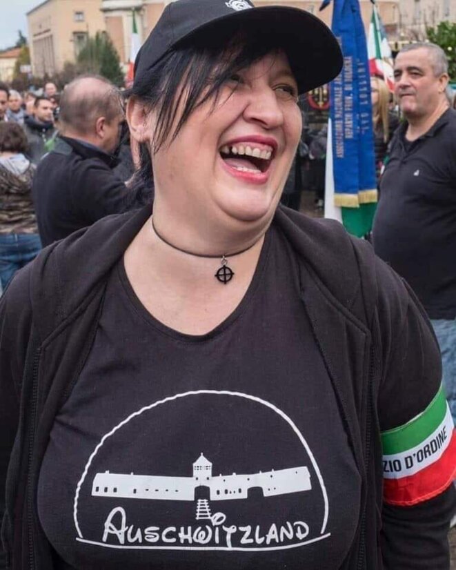 Le tee shirt choquant d'une militante Forza Nuova Le tee shirt choquant d'une militante Forza Nuova