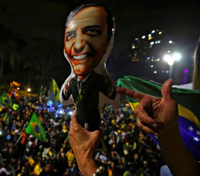 28 octobre 2018. À São Paulo, des supporters de Bolsonaro fêtent sa victoire. © Amanda Perobelli / Reuters 28 octobre 2018. À São Paulo, des supporters de Bolsonaro fêtent sa victoire. © Amanda Perobelli / Reuters