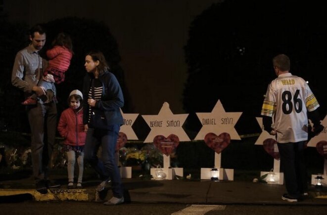 Au lendemain de l'attentat antisémite de Robert Bowers ayant fait onze morts, mémorial devant la synagogue de Pittsburgh, le 28 octobre 2018. © REUTERS/Cathal McNaughton Au lendemain de l'attentat antisémite de Robert Bowers ayant fait onze morts, mémorial devant la synagogue de Pittsburgh, le 28 octobre 2018. © REUTERS/Cathal McNaughton