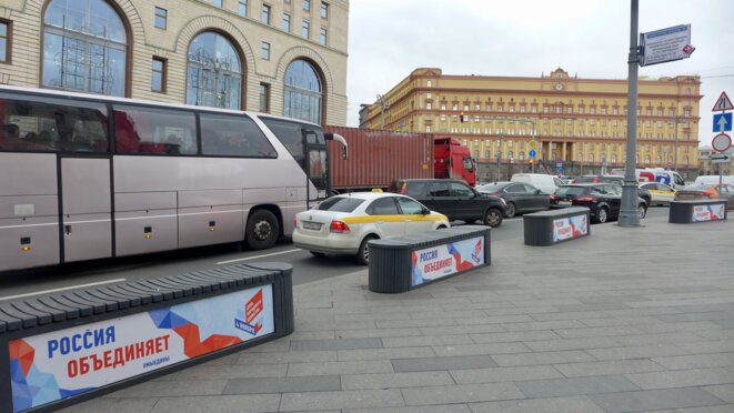 Vers la place Loubianka et les affiches pour la fête de l'Unité, de Pojarski et Minine du 4 novembre qui remplace l'anniversaire d'Octobre © CB Vers la place Loubianka et les affiches pour la fête de l'Unité, de Pojarski et Minine du 4 novembre qui remplace l'anniversaire d'Octobre © CB