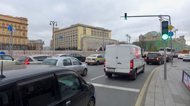 Travaux sur la place et au Musée Politechnique. Le rassemblement est invisble... © CB Travaux sur la place et au Musée Politechnique. Le rassemblement est invisble... © CB
